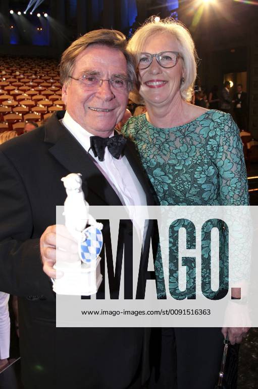 Elmar Wepper mit Ehefrau Anita bei der Verleihung des 31. Bayerischen Fernsehpreises 2019 im Prinzregententheater. München