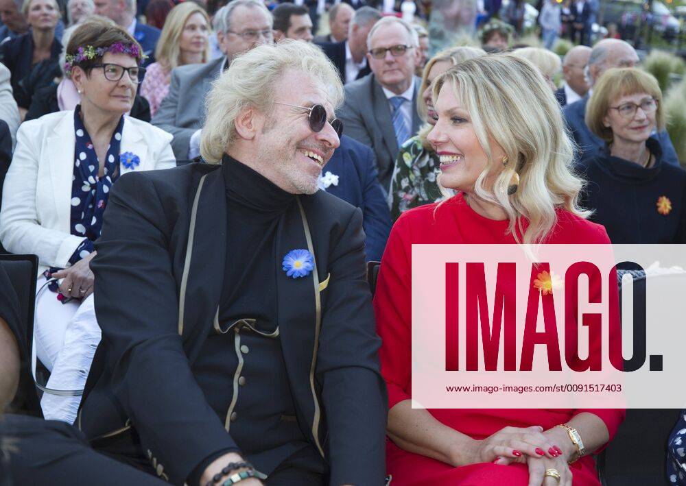 Entertainment Themen der Woche KW21 Rust, Germany - May 24, 2019: New Hotel Kronasar opens at Europa-Park with TV Host Thomas Gottschalk and friend Karina Mross New Hotel Kronasar opens at Europa-Park in Rust, Germany