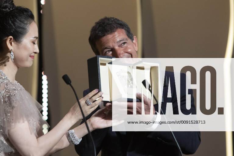 Zhang Ziyi and Antonio Banderas at the award ceremony during the 72nd Cannes Film Festival at the Palais des Festivals on May 25, 2019 in Cannes, France