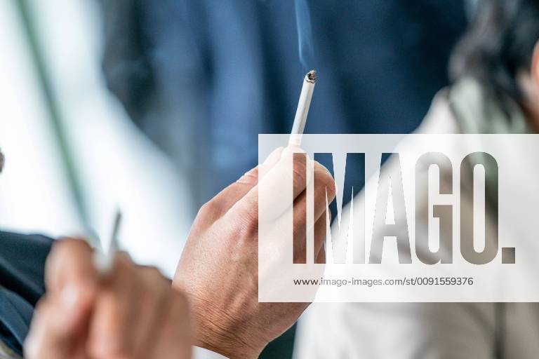 Zigaretten und Tabakkkonsum Symbolfoto Menschen die rauchen