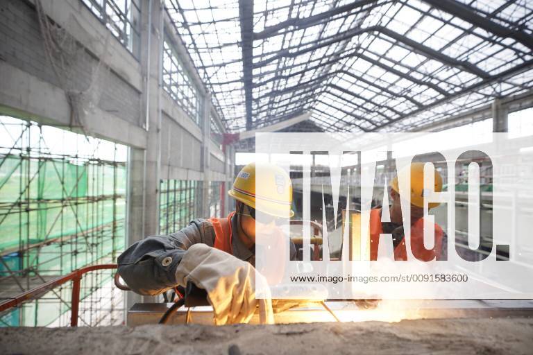 China, Bau des Bahnhofs Zhangjiakou im Vorfeld der olympischen Spiele 2022 (190530) -- XUANHUA, May 30, 2019 (Xinhua) -- Constructors work at the Xuanhua North Station of the Beijing-Zhangjiakou high-speed railway in Xuanhua District of Zhangjiakou City, north China s Hebei Province. The main construction work of the Xuanhua Station has come to an end and decoration work is under way. (Xinhua Xing Guangli) CHINA-HEBEI-BEIJING-ZHANGJIAKOU RAILWAY-XUANHUA STATION-CONSTRUCTION (CN)