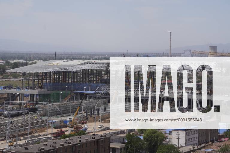 China, Bau des Bahnhofs Zhangjiakou im Vorfeld der olympischen Spiele 2022 (190530) -- ZHANGJIAKOU, May 30, 2019 (Xinhua) -- Photo taken on May 30, 2019 shows the construction site of the Zhangjiakou Station of the Beijing-Zhangjiakou high-speed railway in Zhangjiakou, north China s Hebei Province. The main structure of the Zhangjiakou Station has been basically completed. (Xinhua Xing Guangli) CHINA-HEBEI-BEIJING-ZHANGJIAKOU RAILWAY-CONSTRUCTION (CN)