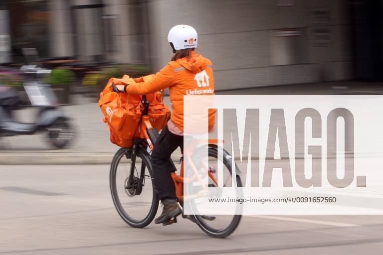 Fahrradkurier vom Internet Portal Lieferando liefert warme Speisen aus in der Innenstadt München aus, Bayern, Deutschland