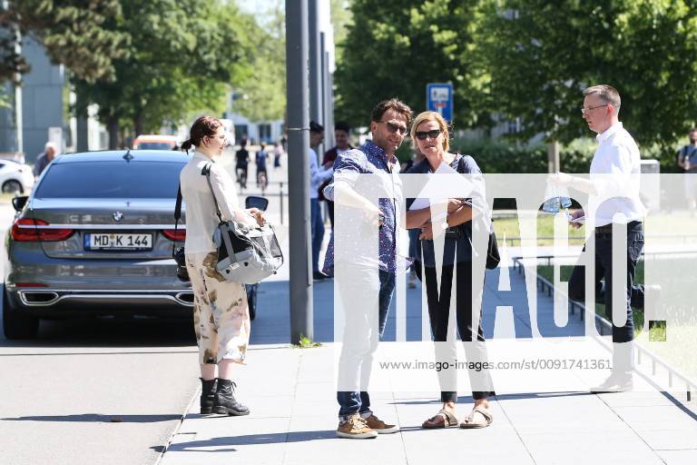 Schauspieler Thomas Kretschmann auf dem Bauhaus Campus mit seiner Tochter Stella Kunkat - Pressetermin Nachstellung Historisches Bauhausfoto, am original Schauplatz wird das sogenannte Kantinenfoto am Bauhaus in Dessau nachgestellt, es zeigt zehn Bauhausschüler vor der Kantine des Bauhaus