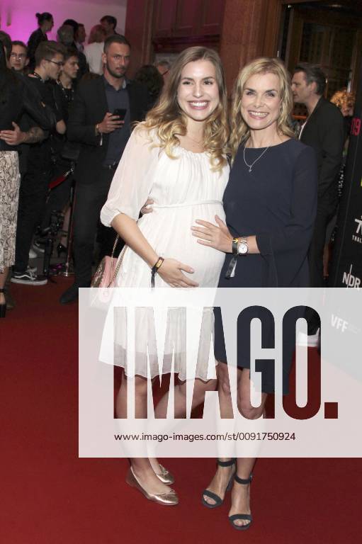 Lilly Tscharntke mit Mutter Andrea Lüdke beim Studio Hamburg Nachwuchspreis 2019 im Thalia Theater. Hamburg