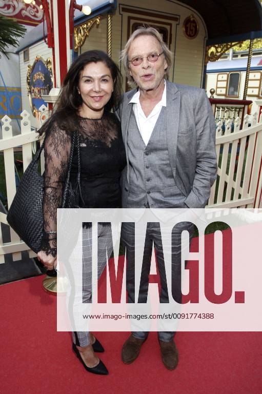 Volker Lechtenbrink mit Ehefrau Gül Ural-Aytekin bei der Premiere vom Circus Roncalli 2019 auf der Moorweide. Hamburg