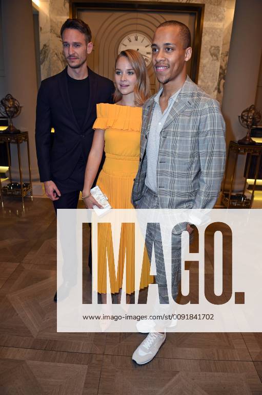 Vladimir Burlakov, Sonja Gerhardt (Kleid von Malaikaraiss), Jerry Hoffmann beim Berlin TV Series Award 2019 im TITANIC Hotel am Gendarmenmarkt in Berlin am 13.06.2019