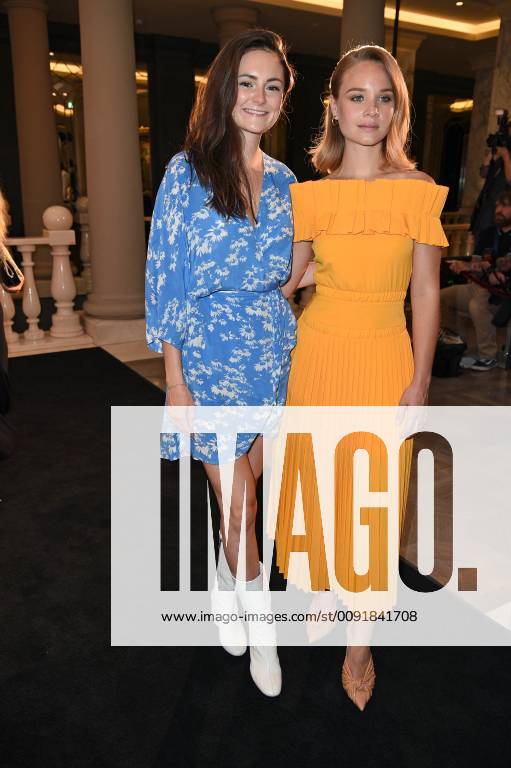 Lea van Acken, Sonja Gerhardt (Kleid von Malaikaraiss) beim Berlin TV Series Award 2019 im TITANIC Hotel am Gendarmenmarkt in Berlin am 13.06.2019