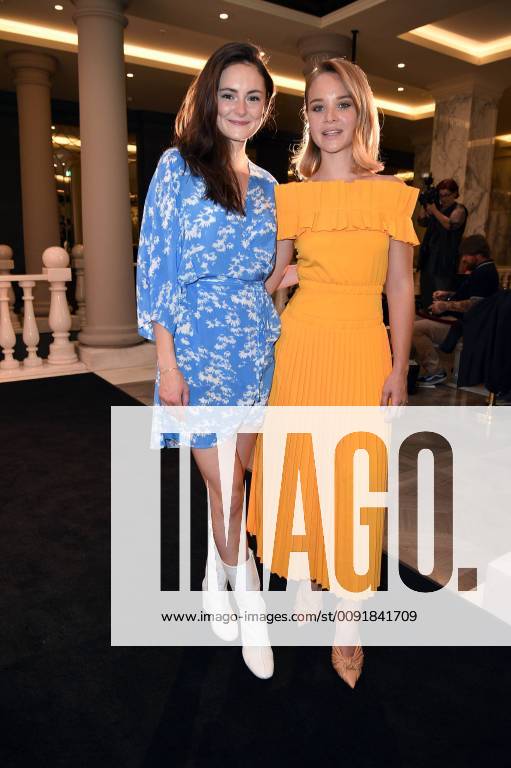 Lea van Acken, Sonja Gerhardt (Kleid von Malaikaraiss) beim Berlin TV Series Award 2019 im TITANIC Hotel am Gendarmenmarkt in Berlin am 13.06.2019