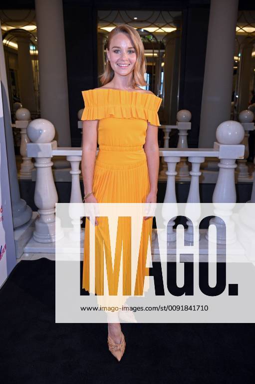 Sonja Gerhardt (Kleid von Malaikaraiss) beim Berlin TV Series Award 2019 im TITANIC Hotel am Gendarmenmarkt in Berlin am 13.06.2019