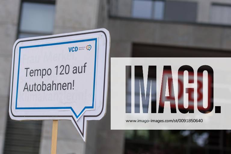 Berlin, Demo vom VCD StopptDenStraßentod Deutschland, Berlin - 14 06 2019: Unter dem Motto StopptDenStraßentod veranstaltete der Verkehrsclub Deutschland e.V. (VCD) mit ca. hundert Teilnehmerinnen eine Demonstration vom Nordbahnhof bis zum Bundesverkehrsministerium. Im Bild ist ein Schild mit Tempo 120 auf Autobahnen! und das DB Logo zu sehen. Berlin Berlin Deutschland