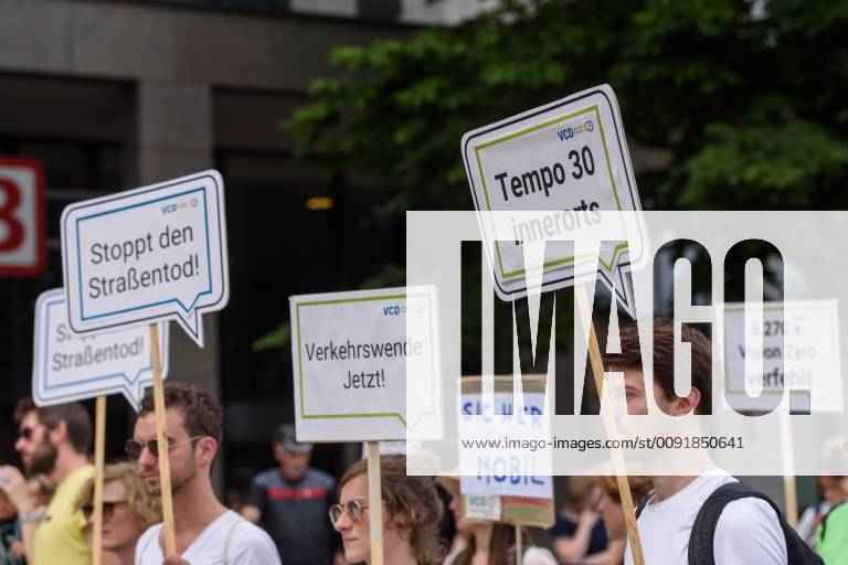 Berlin, Demo vom VCD StopptDenStraßentod Deutschland, Berlin - 14 06 2019: Unter dem Motto StopptDenStraßentod veranstaltete der Verkehrsclub Deutschland e.V. (VCD) mit ca. hundert Teilnehmerinnen eine Demonstration vom Nordbahnhof bis zum Bundesverkehrsministerium. Im Bild sind Teilnehmerinnen mit Schildern u.a mit Tempo 30 innerorts, Verkehrswende jetzt und Stoppt den Straßentod zu sehen. Berlin Berlin Deutschland