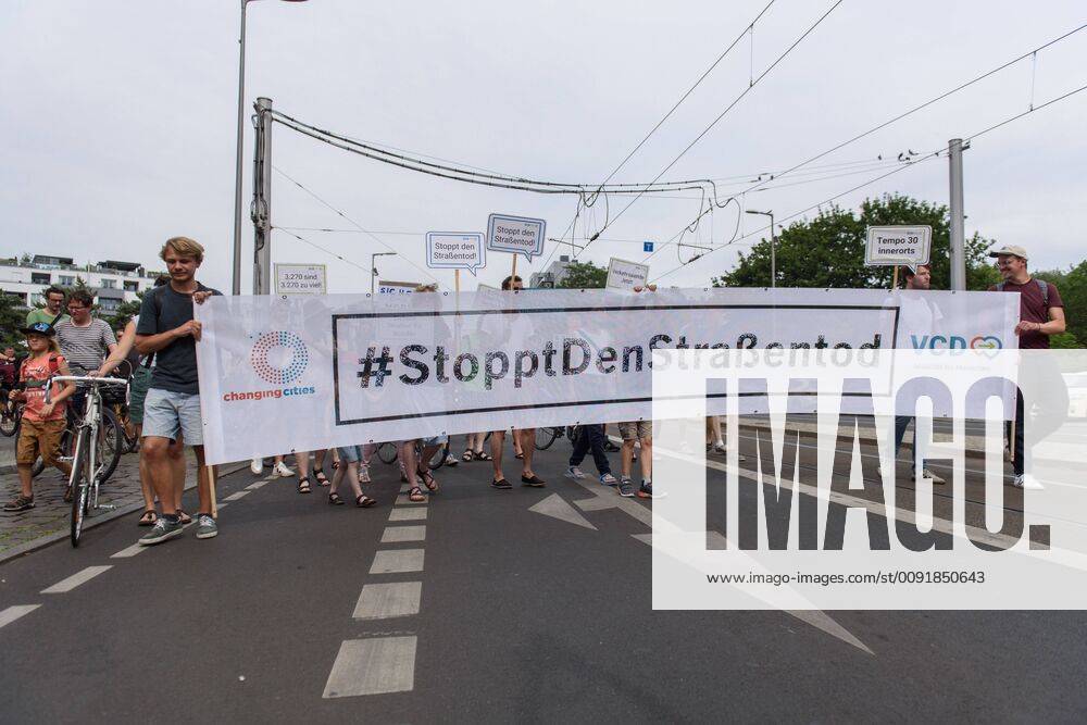 Berlin, Demo vom VCD StopptDenStraßentod Deutschland, Berlin - 14 06 2019: Unter dem Motto StopptDenStraßentod veranstaltete der Verkehrsclub Deutschland e.V. (VCD) mit ca. hundert Teilnehmerinnen eine Demonstration vom Nordbahnhof bis zum Bundesverkehrsministerium. Im Bild ist das Frontbanner mit Stoppt den Straßentod zu sehen. Berlin Berlin Deutschland