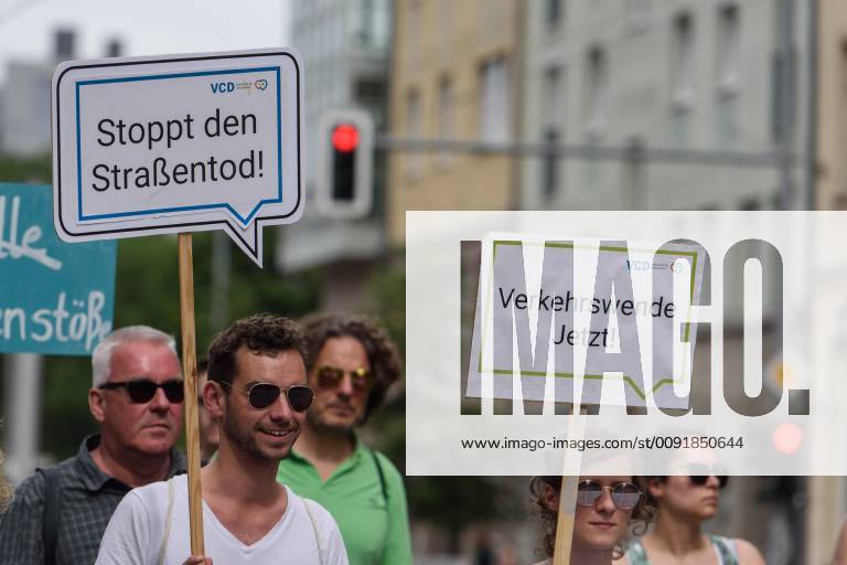 Berlin, Demo vom VCD StopptDenStraßentod Deutschland, Berlin - 14 06 2019: Unter dem Motto StopptDenStraßentod veranstaltete der Verkehrsclub Deutschland e.V. (VCD) mit ca. hundert Teilnehmerinnen eine Demonstration vom Nordbahnhof bis zum Bundesverkehrsministerium. Im Bild sind Teilnehmerinnen mit einem Schild mit Stoppt den Straßentod und Verkehrswende jetzt! zu sehen. Berlin Berlin Deutschland
