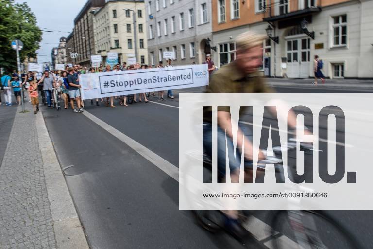 Berlin, Demo vom VCD StopptDenStraßentod Deutschland, Berlin - 14 06 2019: Unter dem Motto StopptDenStraßentod veranstaltete der Verkehrsclub Deutschland e.V. (VCD) mit ca. hundert Teilnehmerinnen eine Demonstration vom Nordbahnhof bis zum Bundesverkehrsministerium. Im Bild ist ein Fahrradfahrer vor der Demo zu sehen. Berlin Berlin Deutschland