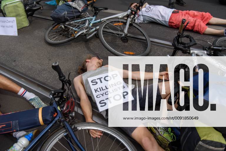 Berlin, Demo vom VCD StopptDenStraßentod Deutschland, Berlin - 14 06 2019: Unter dem Motto StopptDenStraßentod veranstaltete der Verkehrsclub Deutschland e.V. (VCD) mit ca. hundert Teilnehmerinnen eine Demonstration vom Nordbahnhof bis zum Bundesverkehrsministerium. Im Bild liegen Teilnehmerinnen auf dem Boden u.a. mit Schild mit Stop killing cyclists stop. Berlin Berlin Deutschland