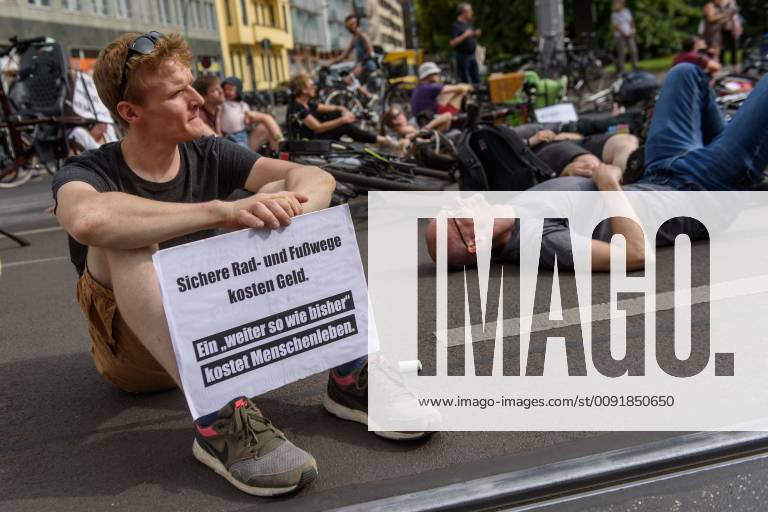 Berlin, Demo vom VCD StopptDenStraßentod Deutschland, Berlin - 14 06 2019: Unter dem Motto StopptDenStraßentod veranstaltete der Verkehrsclub Deutschland e.V. (VCD) mit ca. hundert Teilnehmerinnen eine Demonstration vom Nordbahnhof bis zum Bundesverkehrsministerium. Im Bild ist ein Teilnehmer mit Schild mit Sichere Fahrradwege kosten Geld - Ein weiter so wie bisher kostet Menschenleben zu sehen. Berlin Berlin Deutschland