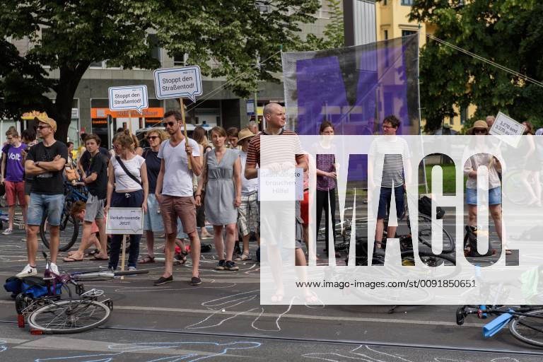 Berlin, Demo vom VCD StopptDenStraßentod Deutschland, Berlin - 14 06 2019: Unter dem Motto StopptDenStraßentod veranstaltete der Verkehrsclub Deutschland e.V. (VCD) mit ca. hundert Teilnehmerinnen eine Demonstration vom Nordbahnhof bis zum Bundesverkehrsministerium. Im Bild sind Teilnehmerinnen mit Schildern zu sehen. Berlin Berlin Deutschland