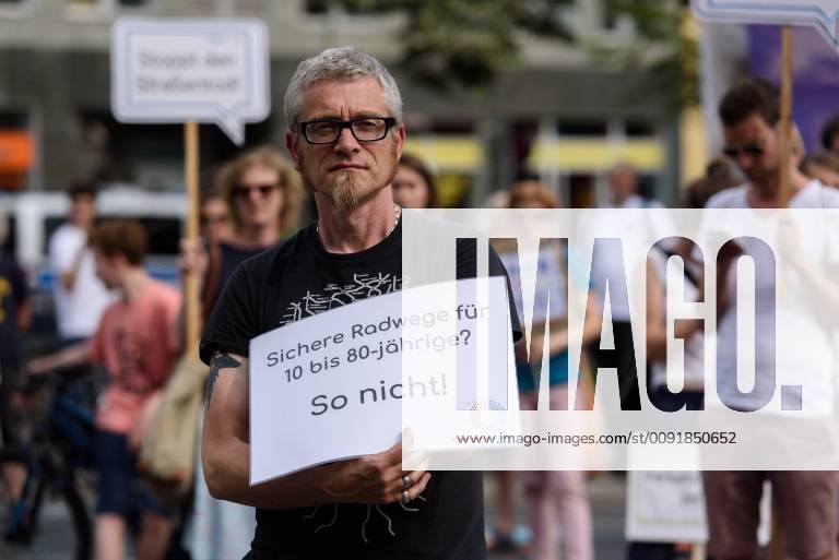 Berlin, Demo vom VCD StopptDenStraßentod Deutschland, Berlin - 14 06 2019: Unter dem Motto StopptDenStraßentod veranstaltete der Verkehrsclub Deutschland e.V. (VCD) mit ca. hundert Teilnehmerinnen eine Demonstration vom Nordbahnhof bis zum Bundesverkehrsministerium. Im Bild ist ein Teilnehmer mit Schild mit Sichere Radwege für 10 bis 80-Jährige? So nicht! zu sehen. Berlin Berlin Deutschland