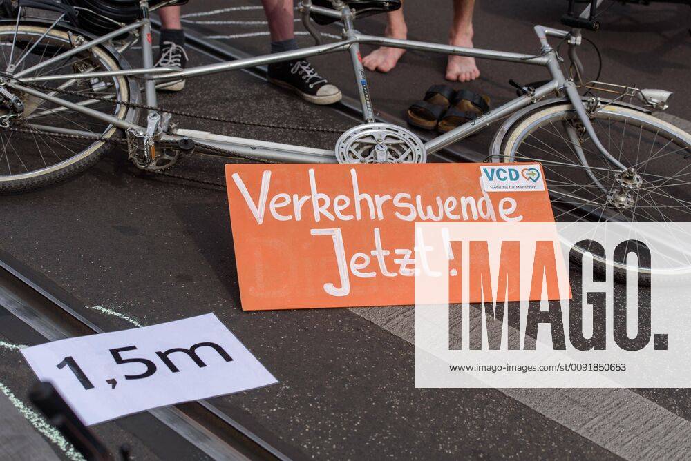 Berlin, Demo vom VCD StopptDenStraßentod Deutschland, Berlin - 14 06 2019: Unter dem Motto StopptDenStraßentod veranstaltete der Verkehrsclub Deutschland e.V. (VCD) mit ca. hundert Teilnehmerinnen eine Demonstration vom Nordbahnhof bis zum Bundesverkehrsministerium. Im Bild liegen auf dem Boden. Berlin Berlin Deutschland