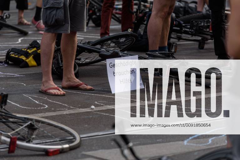 Berlin, Demo vom VCD StopptDenStraßentod Deutschland, Berlin - 14 06 2019: Unter dem Motto StopptDenStraßentod veranstaltete der Verkehrsclub Deutschland e.V. (VCD) mit ca. hundert Teilnehmerinnen eine Demonstration vom Nordbahnhof bis zum Bundesverkehrsministerium. Im Bild liegt ein Schild auf dem Boden mit Geschädigte brauchen Hilfe. Berlin Berlin Deutschland