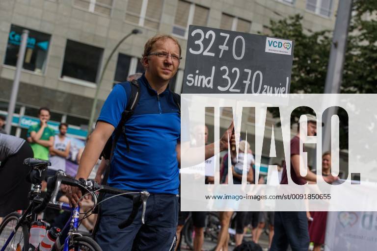 Berlin, Demo vom VCD StopptDenStraßentod Deutschland, Berlin - 14 06 2019: Unter dem Motto StopptDenStraßentod veranstaltete der Verkehrsclub Deutschland e.V. (VCD) mit ca. hundert Teilnehmerinnen eine Demonstration vom Nordbahnhof bis zum Bundesverkehrsministerium. Im Bild ist ein Teilnehmer mit einem Schild 3270 sind 3270 zu viel zu sehen. Berlin Berlin Deutschland