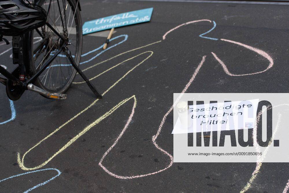 Berlin, Demo vom VCD StopptDenStraßentod Deutschland, Berlin - 14 06 2019: Unter dem Motto StopptDenStraßentod veranstaltete der Verkehrsclub Deutschland e.V. (VCD) mit ca. hundert Teilnehmerinnen eine Demonstration vom Nordbahnhof bis zum Bundesverkehrsministerium. Im Bild ist der Umriss eines Verkehrstoten auf dem Boden, eine Kerze und ein Schild mit Geschädigte brauchen Hilfe! zu sehen. Berlin Berlin Deutschland