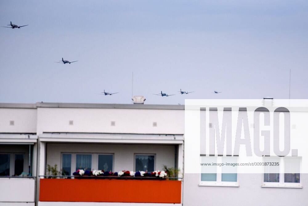 Rosinenbomber fliegen über Berlin Deutschland, Berlin - 16.06.2019: Im Bild sind die sogenannten Rosinenbomber mit Blick aus Hohenschönhausen ins Zentrum bei ihrem Flug über Berlin zu sehen. Berlin Berlin Deutschland