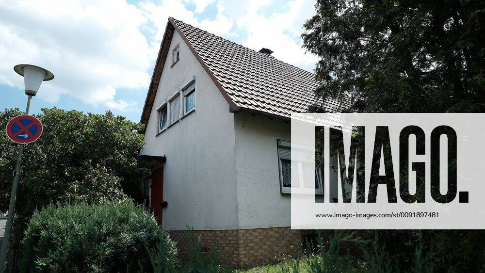Kassel, Wohnhaus des Tatverdächtigen im Mordfall Dr. Walter Lübcke Die von der Polizei aufgebrochene Eingangstür ist mit einer roten Platte zugemacht