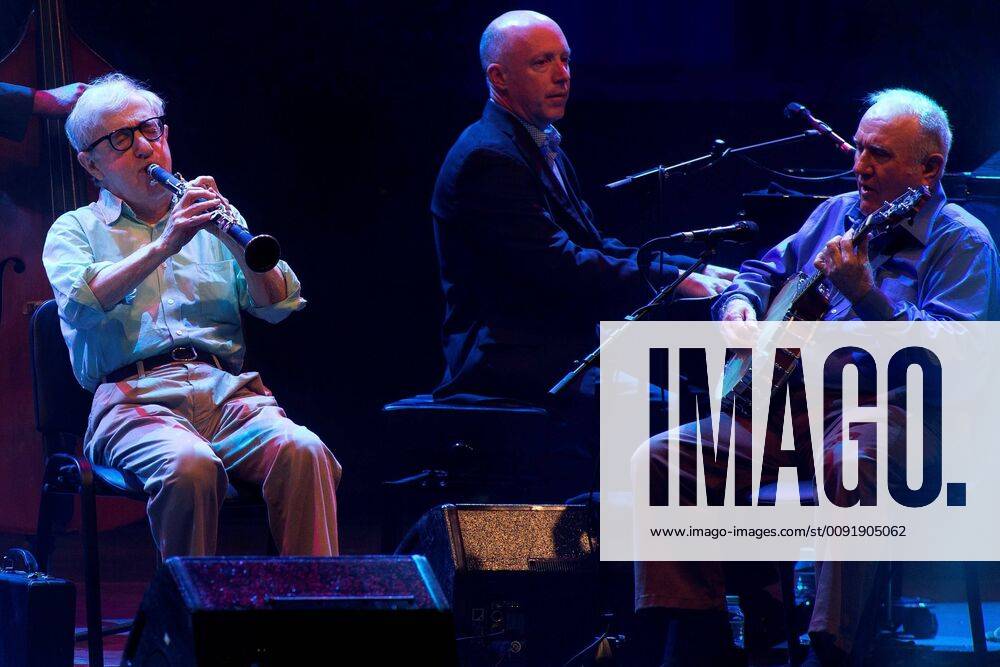 Entertainment Themen der Woche KW25 US musician and film director Woody Allen (L) performs during a concert with The Eddy Davis New Orleans Jazz group in the framework of the 7th edition of Jardins de Pedralbes festival in Barcelona, Catalonia, Spain, 18 June 2019. Woody Allen & The Eddy Davis concert in Barcelona !ACHTUNG: NUR REDAKTIONELLE NUTZUNG!