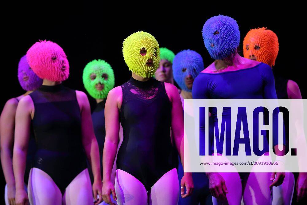 Entertainment Themen der Woche KW25 Performer*innen während der Fotoprobe zu Das Bauhaus Ein rettendes Requiem in der Volksbühne Berlin, 18. Juni 2019. Stück und Regie Schorsch Kamerun. Bühne Katja Eichbaum. Kostüme Gloria Brillowska. Premiere ist am 20. Juni 2019. Volksbühne Berlin Das Bauhaus Ein rettendes Requiem