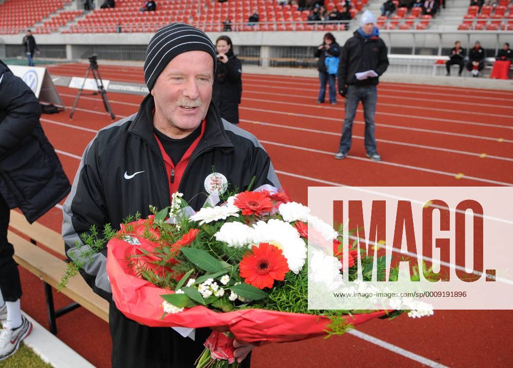 Holger BRUECK (Interims Trainer KSV Hessen Kassel) wird verabschiedet mit Blumen im Spiel KSV Hessen Kassel vs. Eintracht Frankfurt U23 am 10.12.2011, Regionalliga Süd, Saison 2011 2012