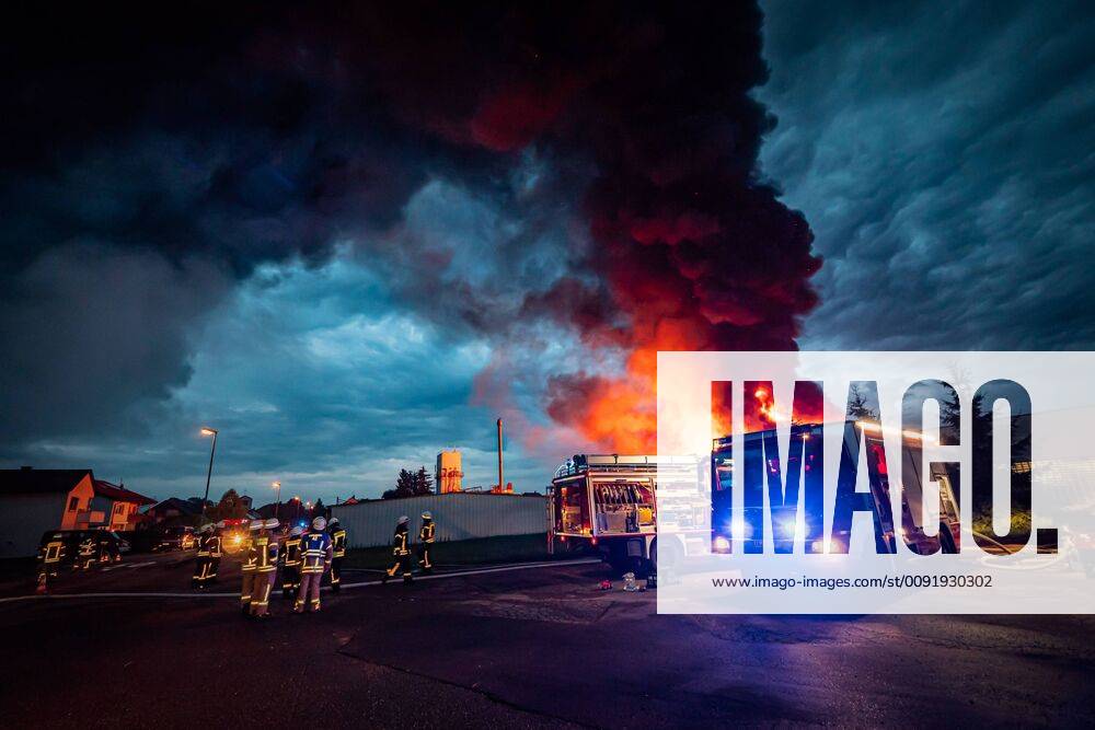 FOTOUPDATE DURLANGEN: Großbrand während Gewitter in Durlangen, mehrere Lagerhallen brennen lichterloh Großbrand während Gewitter über Durlangen, Anwohner erzählten von massiven Blitzen und Donnergrollen. In den Hallen auf dem Gelände sind zudem zusätzlich wohl nach Aussage vieler Nachbarn und dortigen Beschäftigten, Motoren eines namhaften Automobilherstellers eingelagert gewesen. Das Feuer wütete von ca. 2 Uhr bis jetzt (aktuell 8 Uhr). Aalen (ots) Ostalbkreis: Durlangen - Brand einer Lagerhalle Am Donnerstag gegen 01:40 Uhr wurde die Feuerwehr zu einem Brand einer Lagerhalle in der Zimmerbacher Straße alarmiert. Bei Eintreffen der ersten Rettungskräfte stand die Halle bereits nahezu in Vollbrand. Die Halle ist ca. 150 m mal 150 m groß und in ihr wurden Holzreste, Pappe und diverser Abfall gelagert. Es wurden die Feuerwehren aus