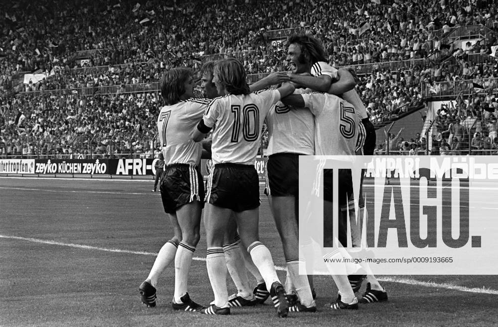 Torjubel Eintracht Frankfurt mit Karl Heinz Körbel (re.), Bernd Nickel (li.) und Jürgen Grabowski (3.v.li.)