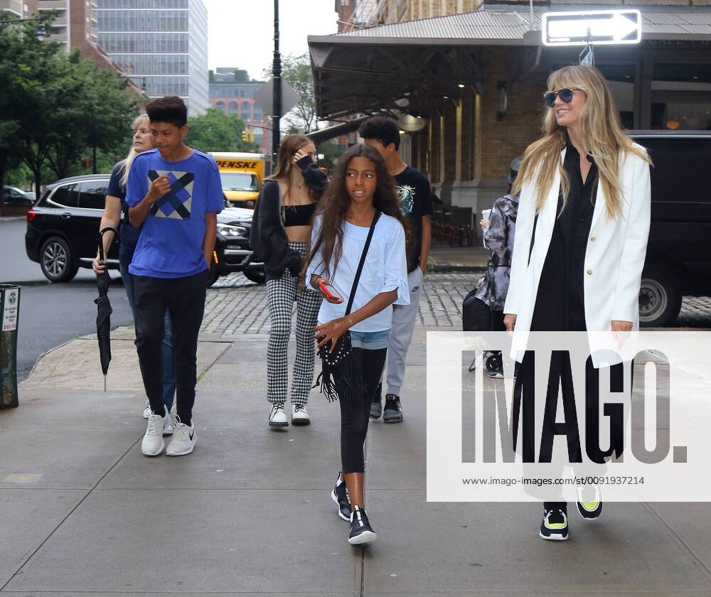 Entertainment Themen der Woche KW25 Heidi Klum mit Kindern unterwegs in New York June 20, 2019 - New York, New York, United States - TV personality Heid Klum walks with her children Lene, Lou, Henry and Johan and her mother Erna in Tribeca on June 19 2019 in New York City New York United States