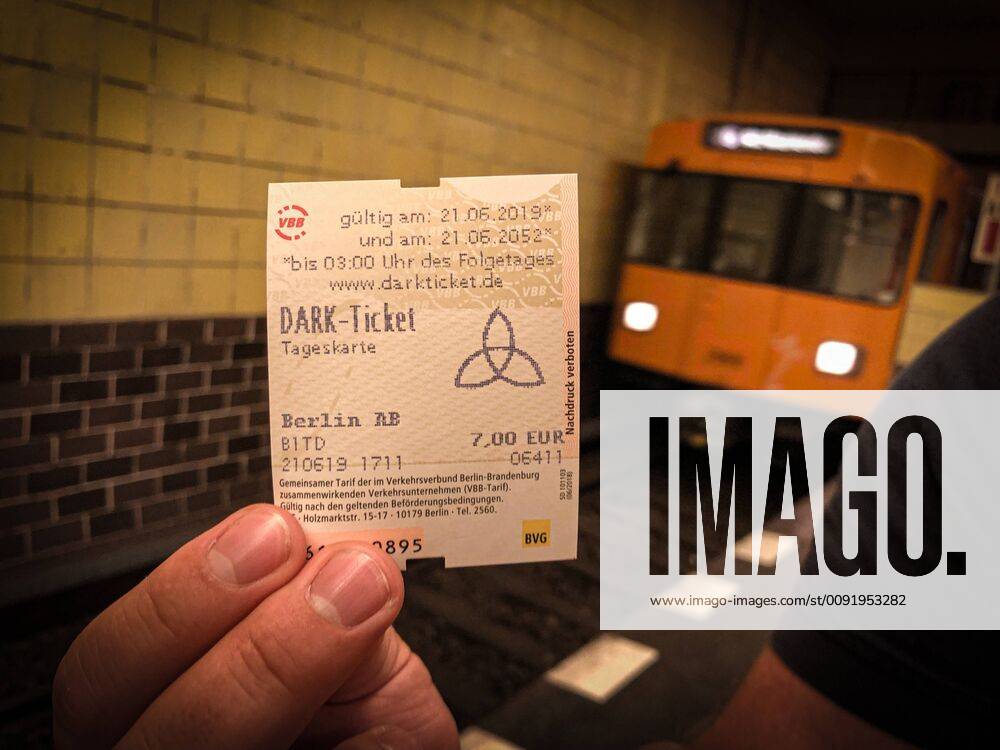 Berlin, Dark-Ticket der BVG ist heute und in 33 Jahren gültig BVG - Dark Ticket, Die BVG verkauft am Freitag AB-Tagestickets, die heute gültig sind und noch einmal genau in 33 Jahren, also am 21. Juni 2052. Eines der AB-Tagestickets enthält einen Gewinncode, mit dem man 33 Jahre kostenlos mit U-Bahnen, Trams und Bussen fahren darf. Hintergrund der ganzen Aktion: Am 21. Juni startet die zweite Staffel der Serie Dark bei dem Streamingdienstanbieter Netflix. Die erste deutsche Produktion für den Streamingdienst wurde im Dezember 2017 veröffentlicht und war äußerst erfolgreich. In der Mystery-Serie geht es unter anderem um Zeitreisen mit einer Zeitspanne von genau 33 Jahren. Für die neue Staffel wurde unter anderem auch in Berlin gedreht. Berlin Deutschland