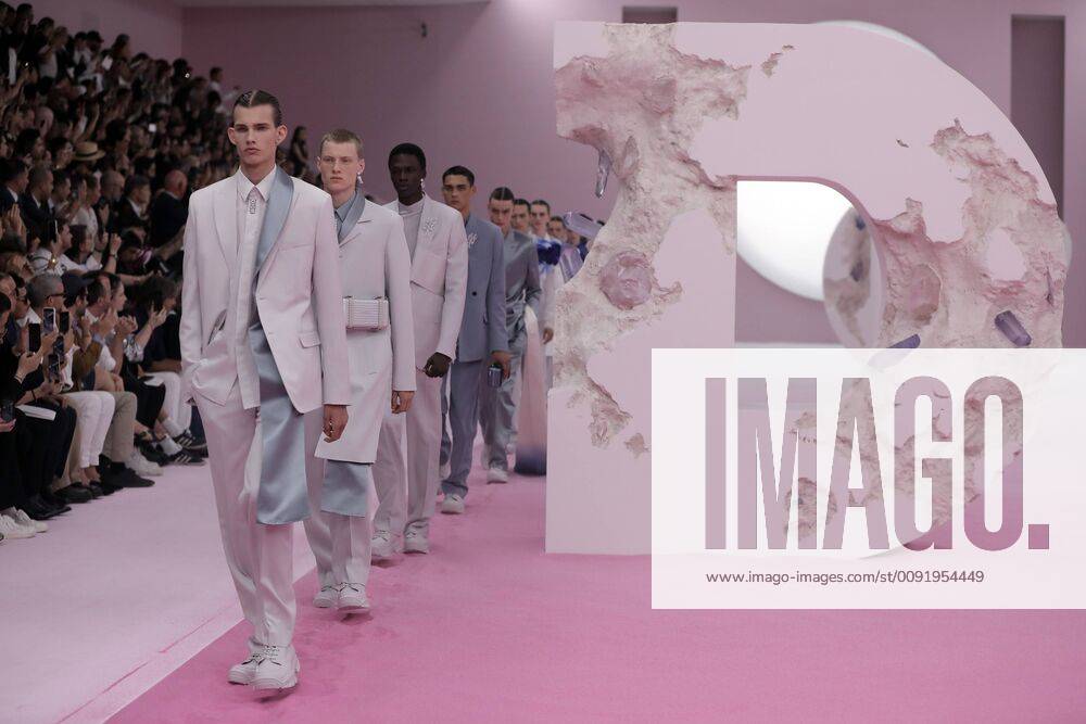 Paris Fashion Week - Dior Modenschau A model takes to the catwalk during the presentation of Dior s show as part of the Spring-Summer 2020 Men Fashion in Paris on June 21, 2019. PAR20190621202 ECOxCLEMENT