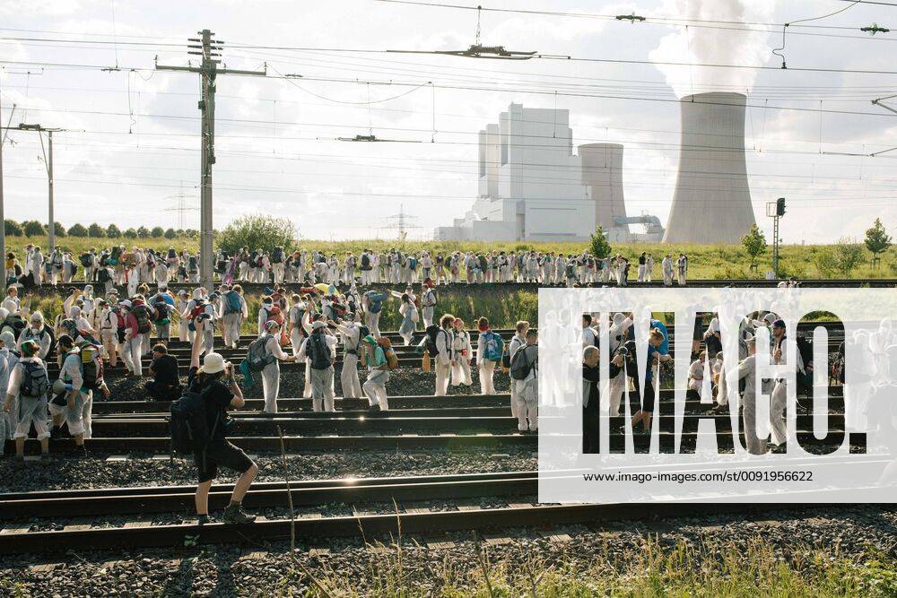 Ende Gelände Aktionswochende im Rheinland - Sitzblockade auf den Schienen der Kohlebahn - Erneut ruft das Aktionsbündnis Ende Gelände zu Protesten im rheinischen Braunkohlerevier auf. In mehreren Gruppen versuchten Aktivist*innen Infrastruktur und Kohleminen zu erreichen. Circa 550 blockierten die Kohlebahn, die das Kraftwerk Neurath versogt. Laut dem Bündnis Ende Gelände beteiligten sich am Freitag insgesamt 4000 Menschen an den Aktionen.