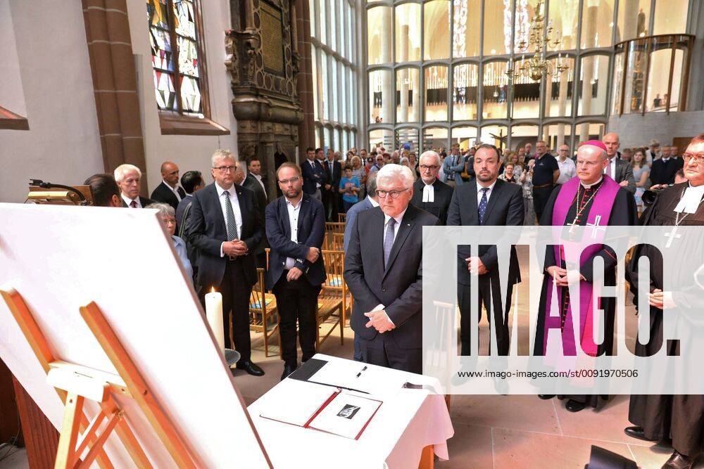 Der Volksbund Deutsche Kriegsgraeberfuersorge hat am Sonntag (23.06.19) sein 100-jaehrigen Bestehen mit einem multireligioesem Gottesdienst in der Kasseler Martinskirche gefeiert. An dem Gottesdienst nahm auch Bundespraesident Frank-Walter Steinmeier teil. An dem Gottesdienst wirkten unter anderen der Bischof der Evangelischen Kirche von Kurhessen-Waldeck, Martin Hein, der katholische Militaerbischof Franz-Josef Overbeck, Imam Shaban Memeti als Vertreter des muslimischen Gemeinden und Esther Hass vom Vorstand der juedischen Gemeinde Kassel mit. Foto: Bundespraesident Steinmeier hat sich nach dem Gottesdienst in das Kondolenzbuch fuer den ermordeten Regierungspraesidenten Walter Luebcke eingetragen. V.r. Bischof Martin Hein, Militaerbischof Franz-Josef Overbeck, Kassels Oberbuergermeister Christian Geselle, Bundespraesident Steinmeier. (Si