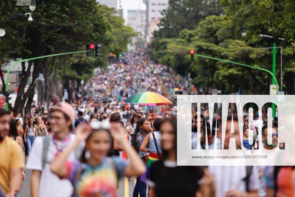 Los miles de participantes cantan consignas de respeto, igualdad y amor para todo ciudadano con motivo de la decima edicion de la Marcha de la Diversidad en Costa Rica. Fotografia: Alberth Marin.