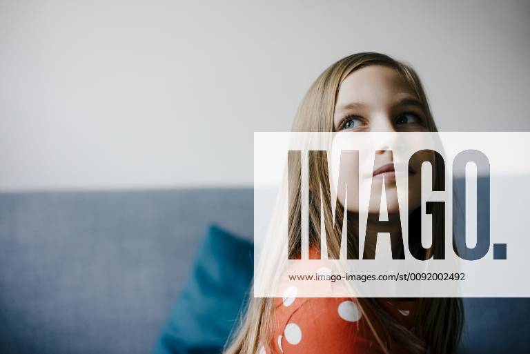 IMAGO Creative: Countdown bis Weihnachten, Wunschzettel schreiben Portrait on confident girl at home model released Symbolfoto property released KNSF05870