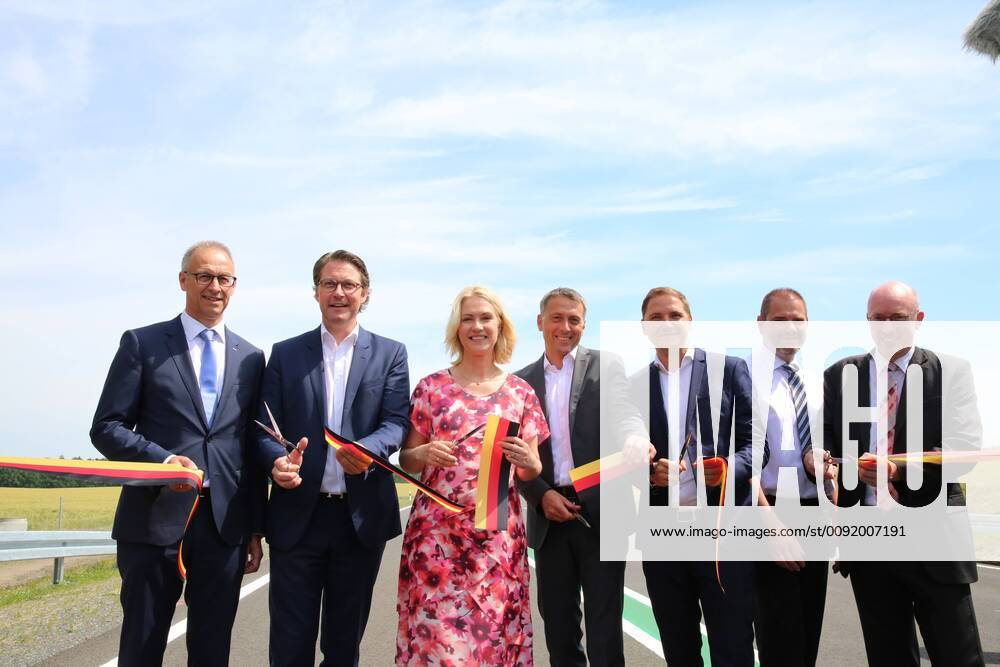 Freigabe am Dienstag (25.6.2019) bei Stönkvitz (Landkreis Vorpommern Rügen) für den letzten Abschnitt des neuen Rügenzubringers im Zuge der Bundesstraße 96n (B 96n). Beim Durchschneiden des Bandes: Dirk Brandenburger, technischer Geschäftsführer der Deges (Deutsche Einheit Fernstraßenplanungs- und -baugesellschaft), Bundesverkehrsminister Andreas Scheuer, Ministerpräsidentin Manuela Schwesig, Landrat des Landkreises Rügen Stefan Kerth, Patrick Dahlemann Parlamentarischer Staatssekretär, Dr.-Ing. Alexander Badrow Oberbürgermeister der Hansestadt Stralsund und Christian Pegel Infrastrukturminister des Landes MV (v.l.).