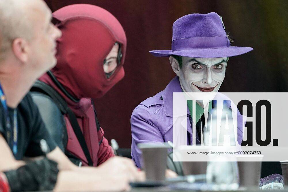 Der Joker (rechts) als Mitglied der Jury beim Cosplay Contest auf der Convention im Atrium, Cosplayer (kosupure), Wettbewerb, Fan in Verkleidung, Fans, Nerds, Verkleidungstrend, Science Fiction, 30.06.2019, Stuttgart (Deutschland), Event, Messe, CCON, Comic Con Germany 2019 Stuttgart
