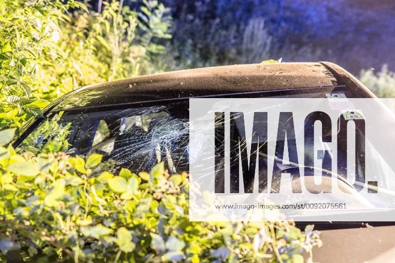 Betrunkener Unfallfahrer war nicht angegurtet, Am Sonntag, kurz nach Mitternacht, fuhr ein 51-Jähriger auf der L1123 von Zang in Richtung Königsbronn. In einer Linkskurve kam er nach rechts von der Straße ab. Er überfuhr zwei Verkehrszeichen und landete im Straßengaben. Weil er nicht angegurtet war, schlug er mit dem Kopf gegen die Windschutzscheibe. Bei der Unfallaufnahme konnten die Polizeibeamten Alkohol in seiner Atemluft riechen. Wegen der Gesichtsverletzung konnte kein Alkotest durchgeführt werden. Sein Führerschein wurde einbehalten und eine Blutprobe erhoben. An seinem Mercedes entstand ein Sachschaden in Höhe von 10.000EUR. An der Beschilderung entstand ein Schaden in Höhe von 1.000EUR. Königsbronn Baden-Württemberg Deutschland Königsbronn