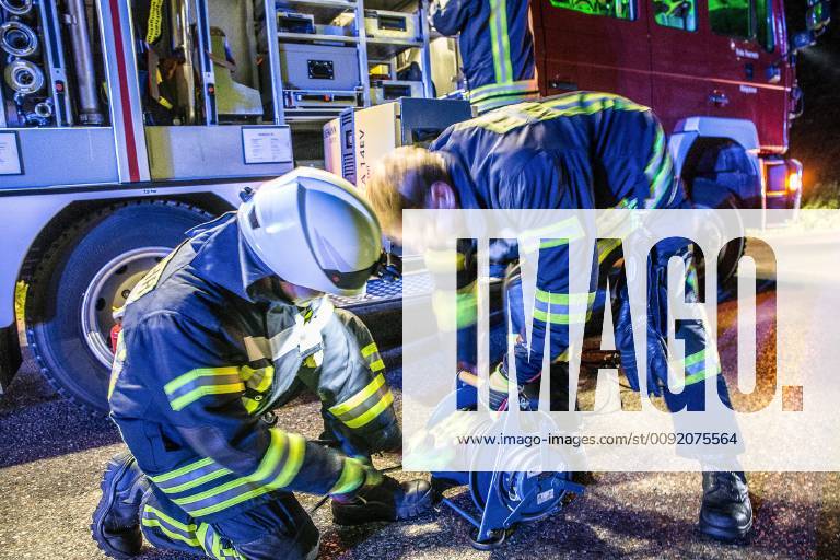 Betrunkener Unfallfahrer war nicht angegurtet, Am Sonntag, kurz nach Mitternacht, fuhr ein 51-Jähriger auf der L1123 von Zang in Richtung Königsbronn. In einer Linkskurve kam er nach rechts von der Straße ab. Er überfuhr zwei Verkehrszeichen und landete im Straßengaben. Weil er nicht angegurtet war, schlug er mit dem Kopf gegen die Windschutzscheibe. Bei der Unfallaufnahme konnten die Polizeibeamten Alkohol in seiner Atemluft riechen. Wegen der Gesichtsverletzung konnte kein Alkotest durchgeführt werden. Sein Führerschein wurde einbehalten und eine Blutprobe erhoben. An seinem Mercedes entstand ein Sachschaden in Höhe von 10.000EUR. An der Beschilderung entstand ein Schaden in Höhe von 1.000EUR. Königsbronn Baden-Württemberg Deutschland Königsbronn