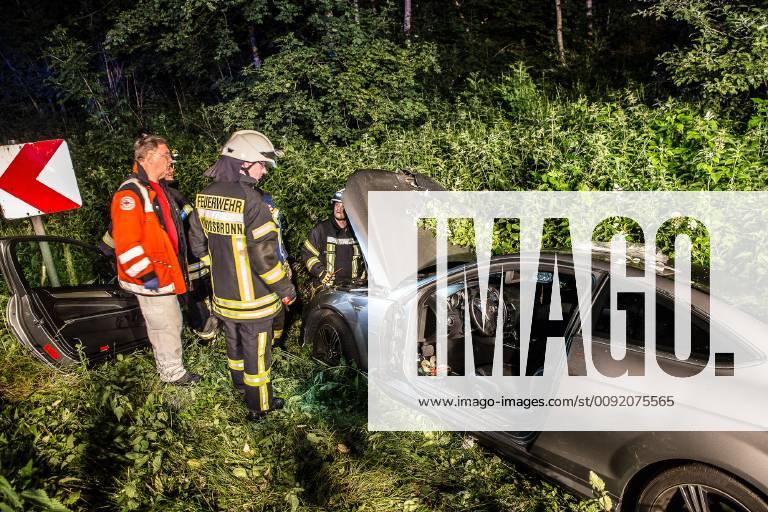 Betrunkener Unfallfahrer war nicht angegurtet, Am Sonntag, kurz nach Mitternacht, fuhr ein 51-Jähriger auf der L1123 von Zang in Richtung Königsbronn. In einer Linkskurve kam er nach rechts von der Straße ab. Er überfuhr zwei Verkehrszeichen und landete im Straßengaben. Weil er nicht angegurtet war, schlug er mit dem Kopf gegen die Windschutzscheibe. Bei der Unfallaufnahme konnten die Polizeibeamten Alkohol in seiner Atemluft riechen. Wegen der Gesichtsverletzung konnte kein Alkotest durchgeführt werden. Sein Führerschein wurde einbehalten und eine Blutprobe erhoben. An seinem Mercedes entstand ein Sachschaden in Höhe von 10.000EUR. An der Beschilderung entstand ein Schaden in Höhe von 1.000EUR. Königsbronn Baden-Württemberg Deutschland Königsbronn