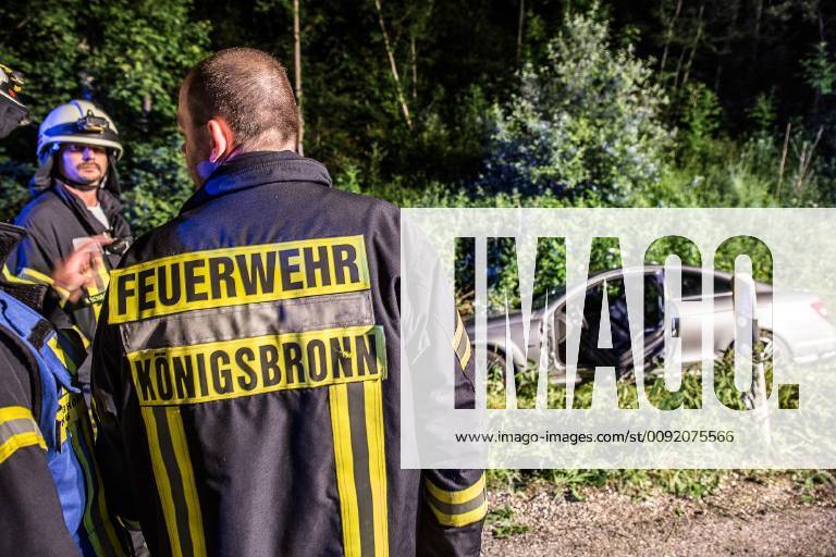 Betrunkener Unfallfahrer war nicht angegurtet, Am Sonntag, kurz nach Mitternacht, fuhr ein 51-Jähriger auf der L1123 von Zang in Richtung Königsbronn. In einer Linkskurve kam er nach rechts von der Straße ab. Er überfuhr zwei Verkehrszeichen und landete im Straßengaben. Weil er nicht angegurtet war, schlug er mit dem Kopf gegen die Windschutzscheibe. Bei der Unfallaufnahme konnten die Polizeibeamten Alkohol in seiner Atemluft riechen. Wegen der Gesichtsverletzung konnte kein Alkotest durchgeführt werden. Sein Führerschein wurde einbehalten und eine Blutprobe erhoben. An seinem Mercedes entstand ein Sachschaden in Höhe von 10.000EUR. An der Beschilderung entstand ein Schaden in Höhe von 1.000EUR. Königsbronn Baden-Württemberg Deutschland Königsbronn