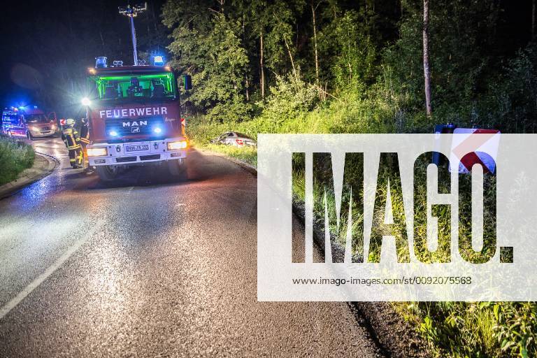 Betrunkener Unfallfahrer war nicht angegurtet, Am Sonntag, kurz nach Mitternacht, fuhr ein 51-Jähriger auf der L1123 von Zang in Richtung Königsbronn. In einer Linkskurve kam er nach rechts von der Straße ab. Er überfuhr zwei Verkehrszeichen und landete im Straßengaben. Weil er nicht angegurtet war, schlug er mit dem Kopf gegen die Windschutzscheibe. Bei der Unfallaufnahme konnten die Polizeibeamten Alkohol in seiner Atemluft riechen. Wegen der Gesichtsverletzung konnte kein Alkotest durchgeführt werden. Sein Führerschein wurde einbehalten und eine Blutprobe erhoben. An seinem Mercedes entstand ein Sachschaden in Höhe von 10.000EUR. An der Beschilderung entstand ein Schaden in Höhe von 1.000EUR. Königsbronn Baden-Württemberg Deutschland Königsbronn