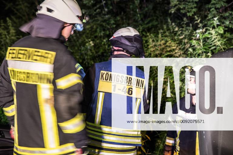 Betrunkener Unfallfahrer war nicht angegurtet, Am Sonntag, kurz nach Mitternacht, fuhr ein 51-Jähriger auf der L1123 von Zang in Richtung Königsbronn. In einer Linkskurve kam er nach rechts von der Straße ab. Er überfuhr zwei Verkehrszeichen und landete im Straßengaben. Weil er nicht angegurtet war, schlug er mit dem Kopf gegen die Windschutzscheibe. Bei der Unfallaufnahme konnten die Polizeibeamten Alkohol in seiner Atemluft riechen. Wegen der Gesichtsverletzung konnte kein Alkotest durchgeführt werden. Sein Führerschein wurde einbehalten und eine Blutprobe erhoben. An seinem Mercedes entstand ein Sachschaden in Höhe von 10.000EUR. An der Beschilderung entstand ein Schaden in Höhe von 1.000EUR. Königsbronn Baden-Württemberg Deutschland Königsbronn