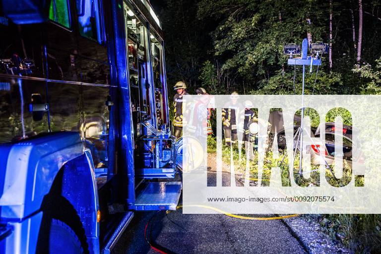 Betrunkener Unfallfahrer war nicht angegurtet, Am Sonntag, kurz nach Mitternacht, fuhr ein 51-Jähriger auf der L1123 von Zang in Richtung Königsbronn. In einer Linkskurve kam er nach rechts von der Straße ab. Er überfuhr zwei Verkehrszeichen und landete im Straßengaben. Weil er nicht angegurtet war, schlug er mit dem Kopf gegen die Windschutzscheibe. Bei der Unfallaufnahme konnten die Polizeibeamten Alkohol in seiner Atemluft riechen. Wegen der Gesichtsverletzung konnte kein Alkotest durchgeführt werden. Sein Führerschein wurde einbehalten und eine Blutprobe erhoben. An seinem Mercedes entstand ein Sachschaden in Höhe von 10.000EUR. An der Beschilderung entstand ein Schaden in Höhe von 1.000EUR. Königsbronn Baden-Württemberg Deutschland Königsbronn